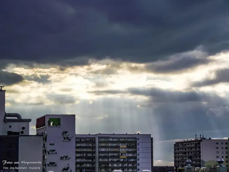 Lichtspiel über den Dächern von Hoyerswerda