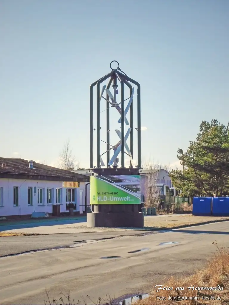 Windturbine im Industriegelände