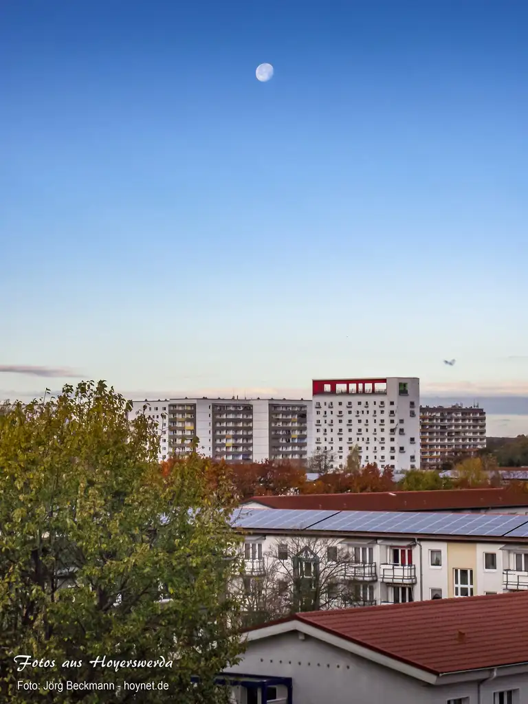 Mond über der Neustadt von Hoyerswerda